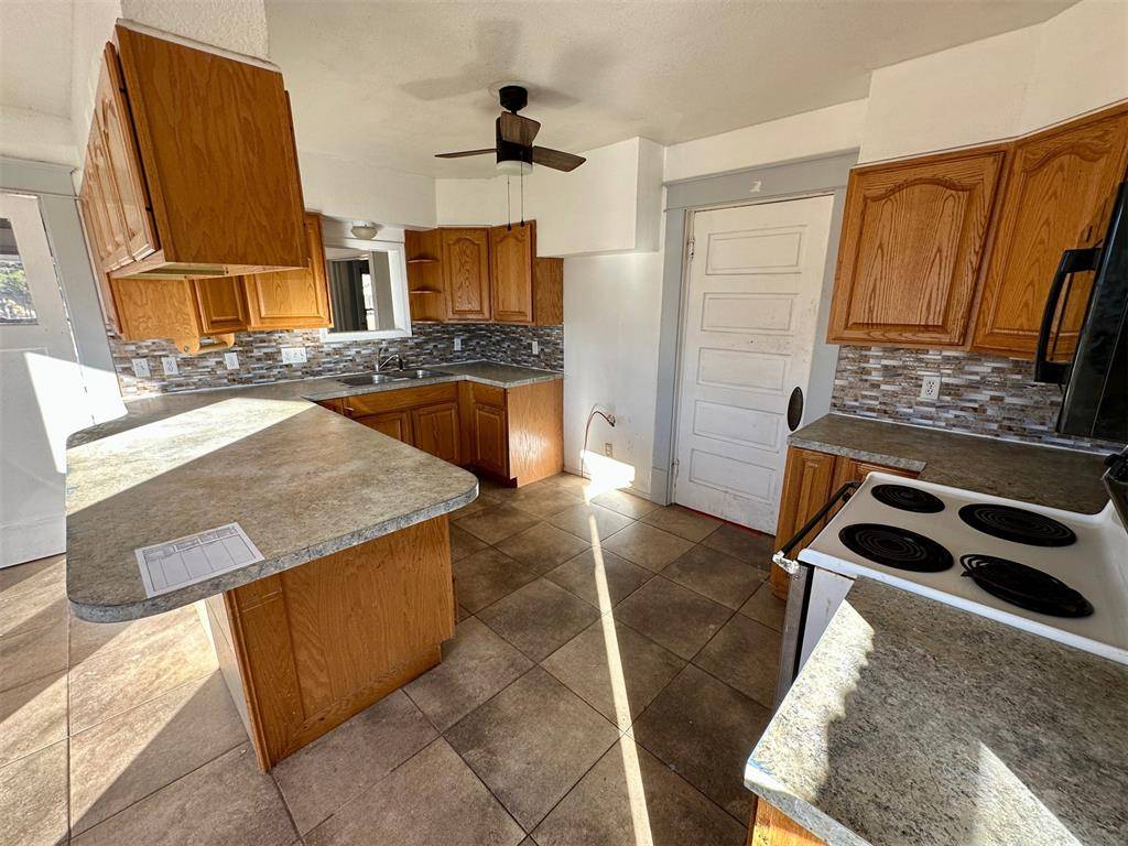 402 N 2nd ST, Sayre, OK 73662