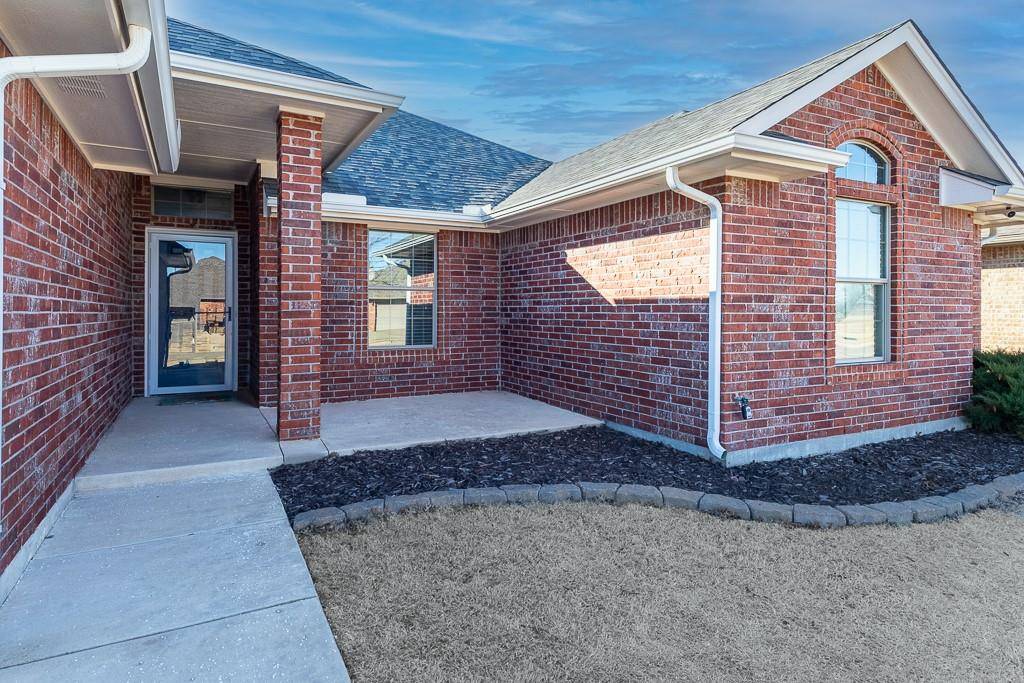 808 Canyon DR, Yukon, OK 73099