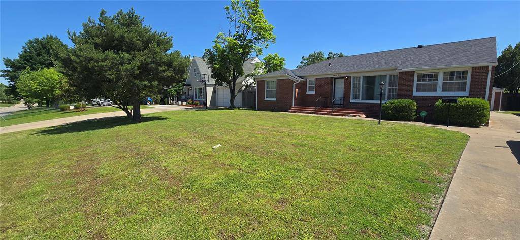 1120 Fenwick PL, Nichols Hills, OK 73116