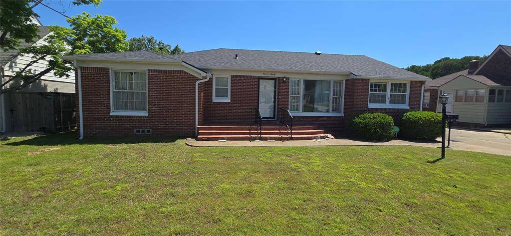 1120 Fenwick PL, Nichols Hills, OK 73116