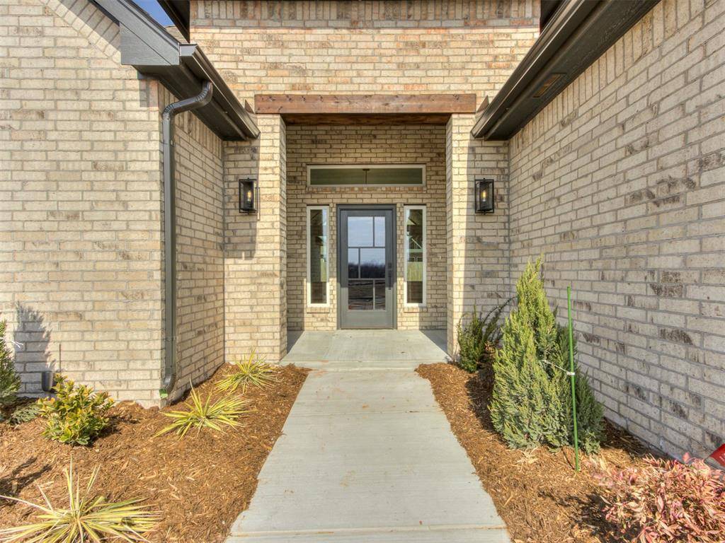 1913 SW 40th ST, Moore, OK 73160