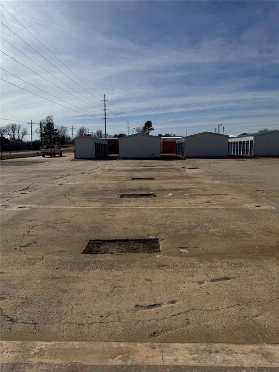 408 W Country Club RD, Chickasha, OK 73018