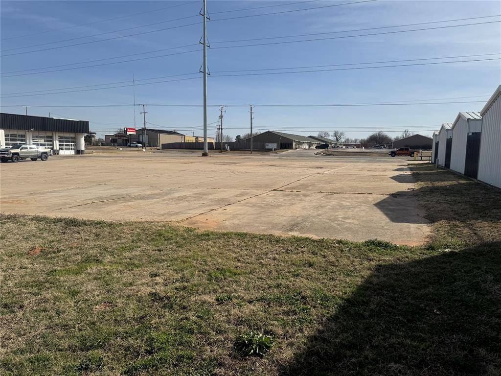 408 W Country Club RD, Chickasha, OK 73018