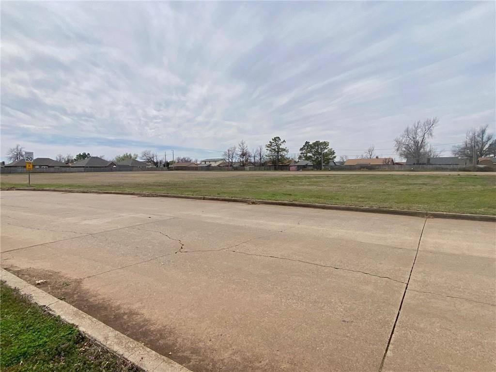 2411 W Country Club RD, Chickasha, OK 73018