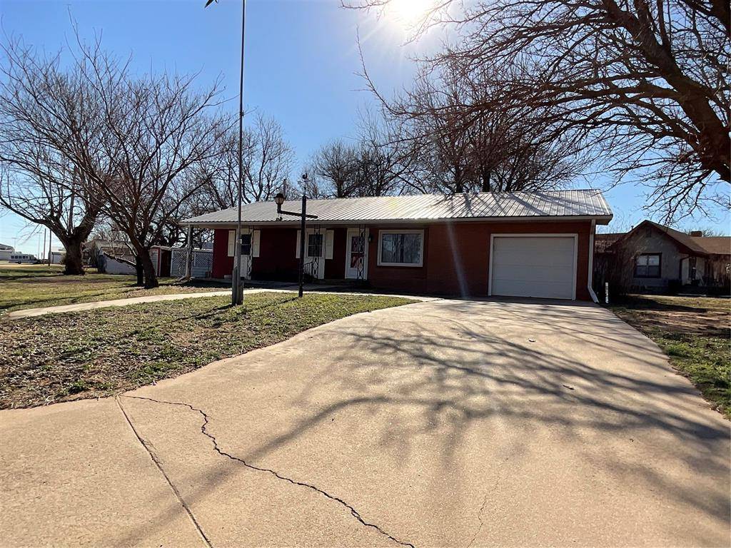 410 N Walnut ST, Seiling, OK 73663
