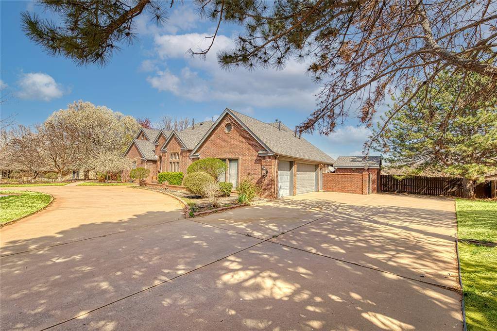 2422 Sunset DR, Clinton, OK 73601