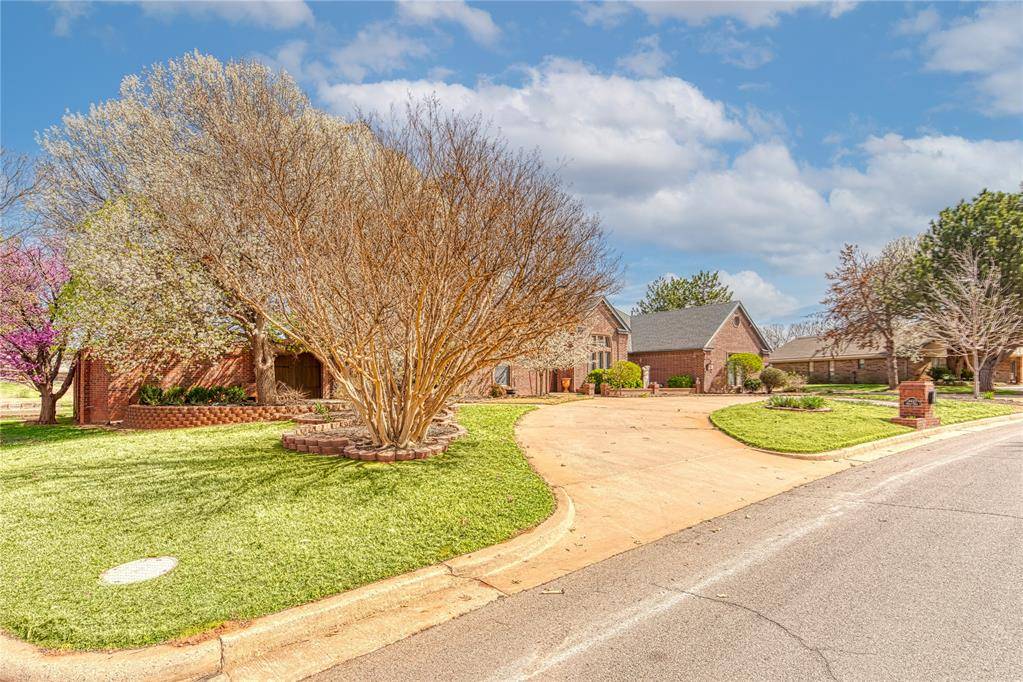 2422 Sunset DR, Clinton, OK 73601