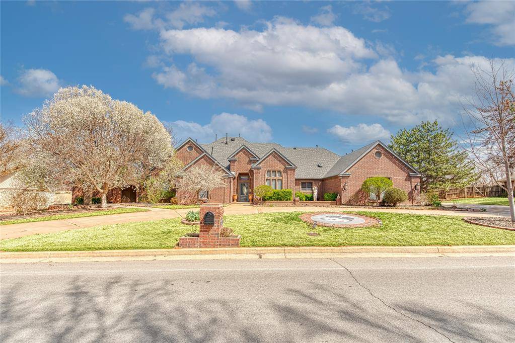 2422 Sunset DR, Clinton, OK 73601
