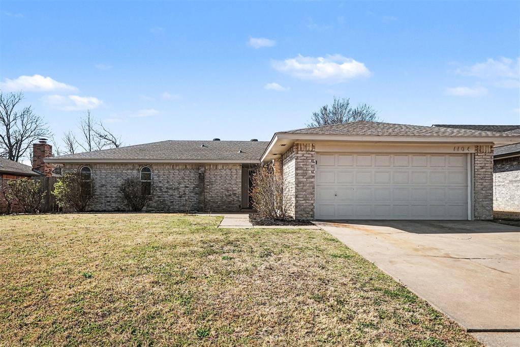 1104 NE 5th ST, Moore, OK 73160