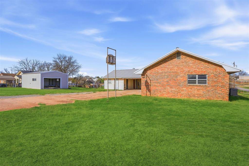 1013 N 3rd ST, Sayre, OK 73662