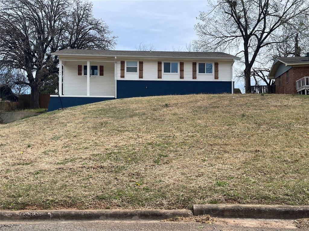 1725 Dougherty DR, Shawnee, OK 74804