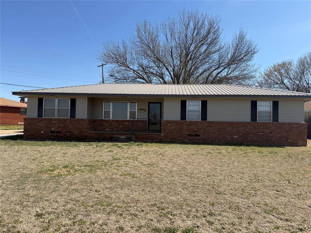 826 Hillcrest DR, Watonga, OK 73772