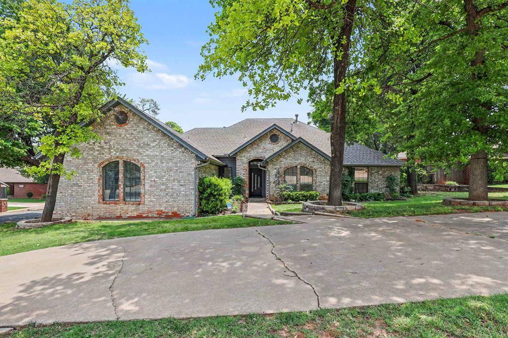1400 Sandhurst CIR, Edmond, OK 73034