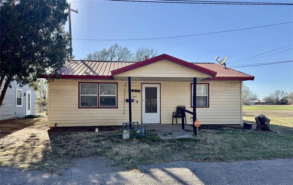 1311 N Dakota AVE, Mangum, OK 73554