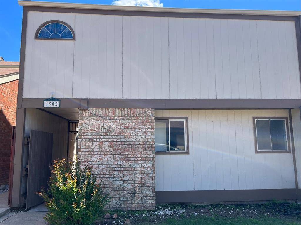 1902 Three Stars RD, Edmond, OK 73034
