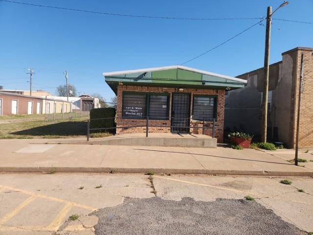 121 E Main ST, Geary, OK 73040