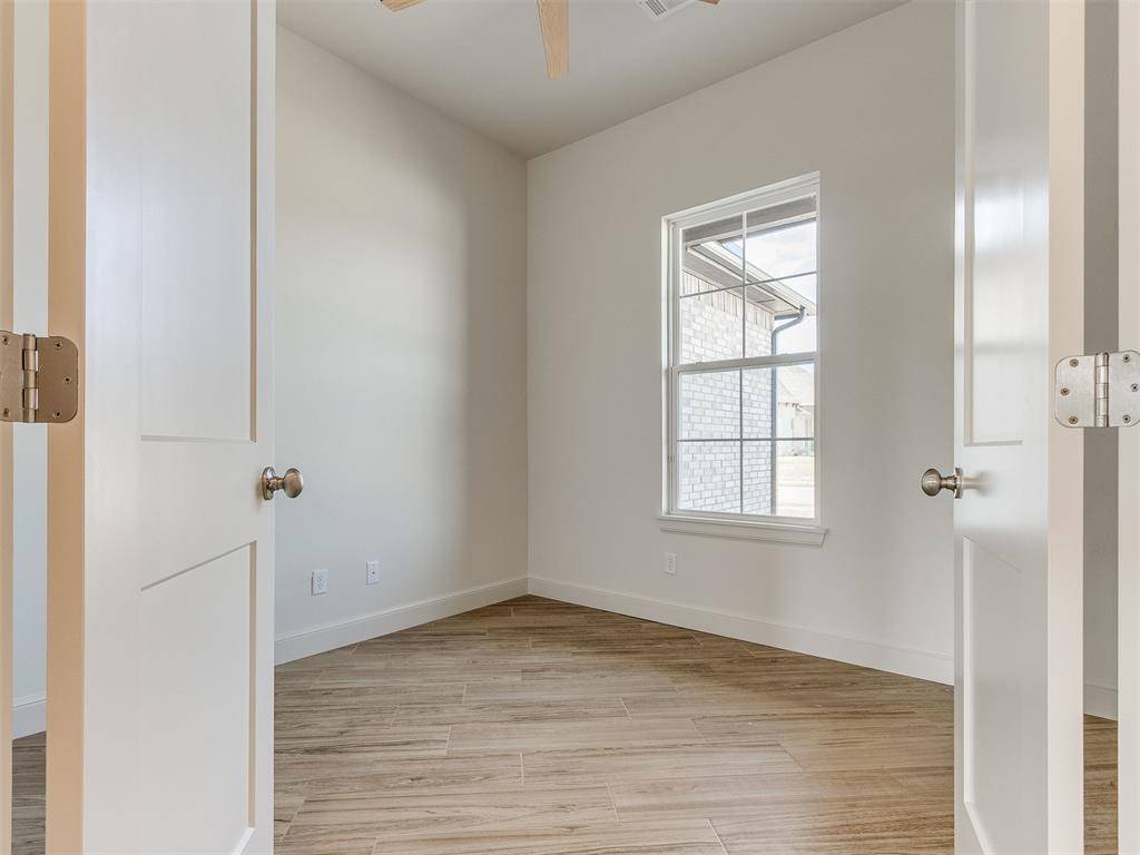 516 S Freedom DR, Mustang, OK 73064