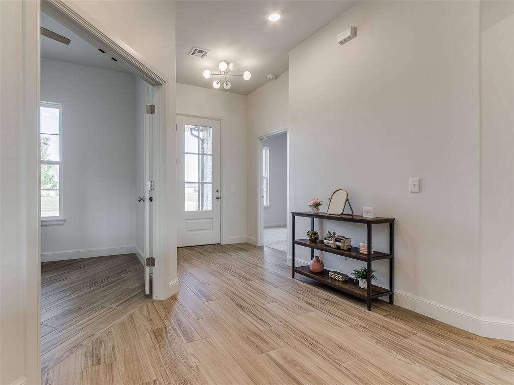516 S Freedom DR, Mustang, OK 73064