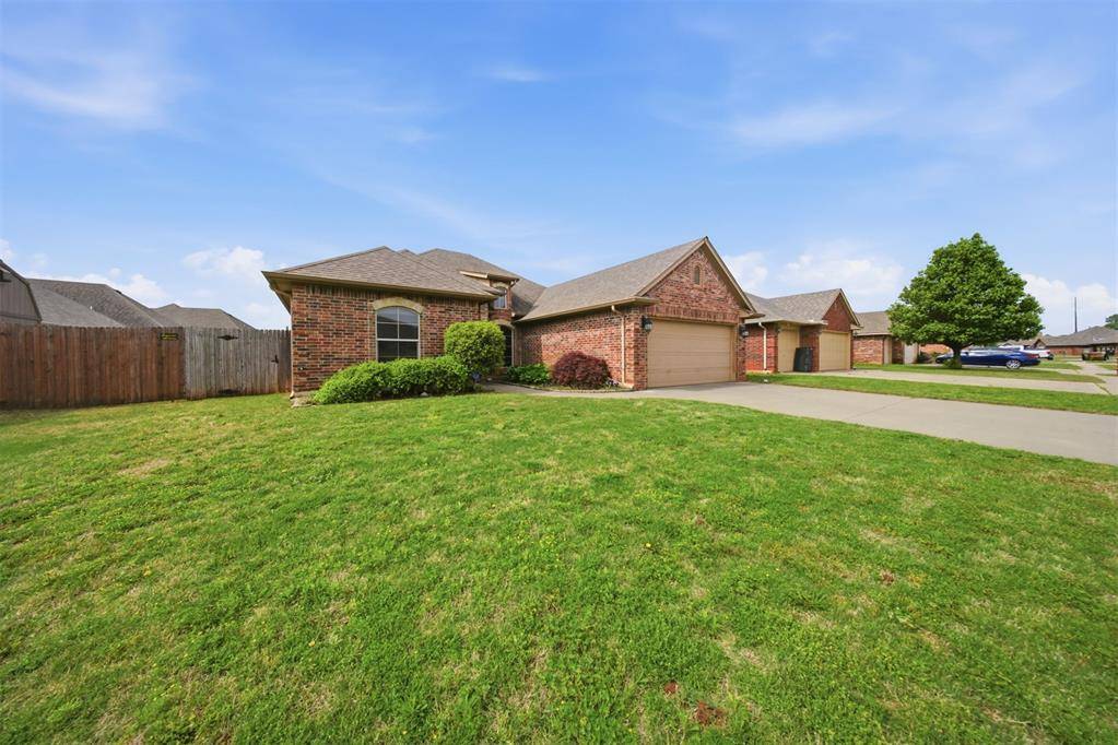 2112 SE 9th ST, Moore, OK 73160