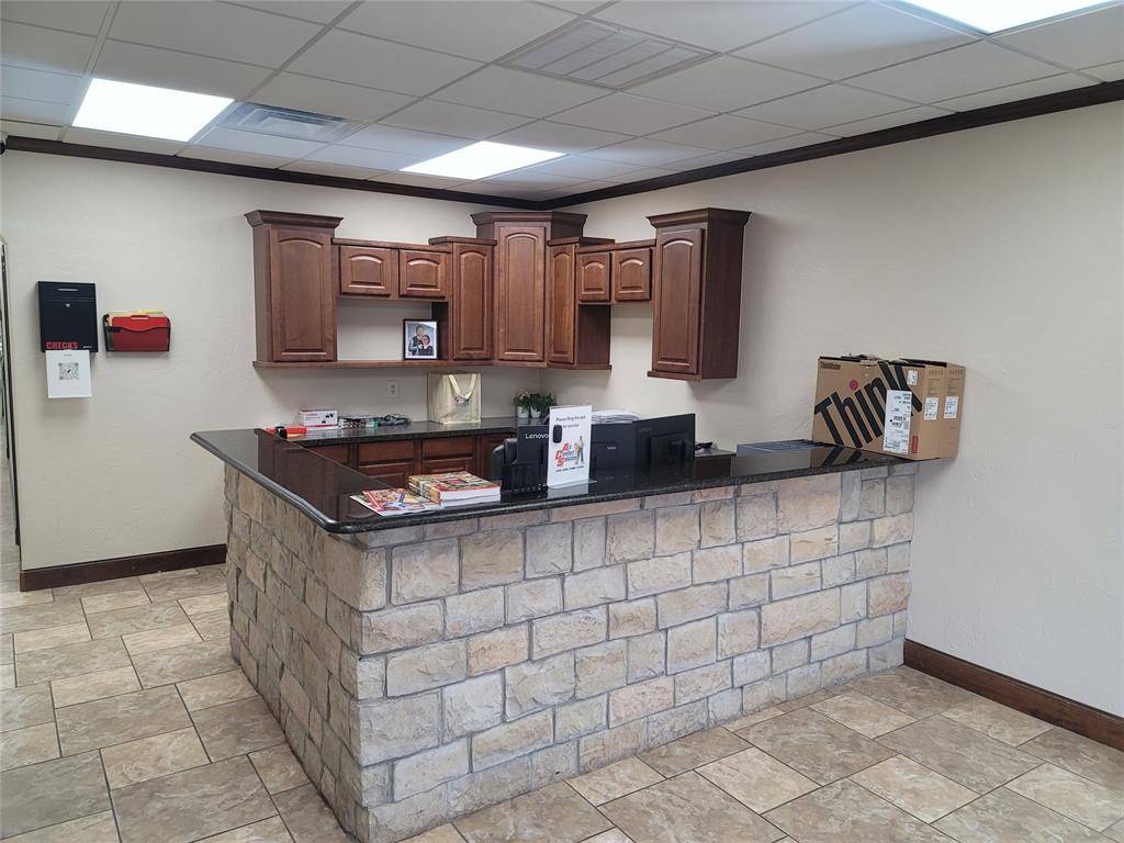 912 Messenger LN, Moore, OK 73160