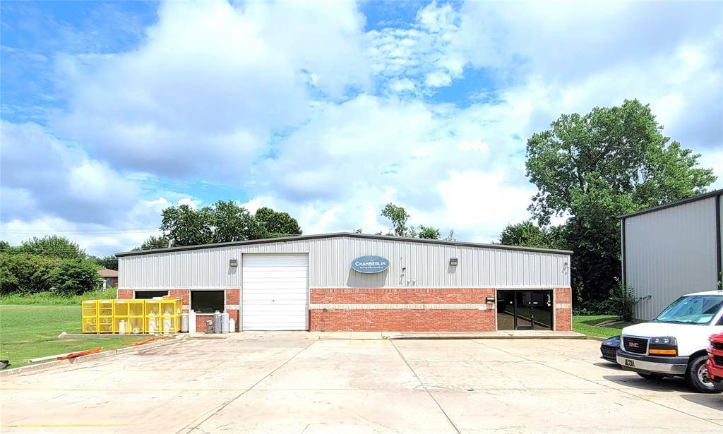 912 Messenger LN, Moore, OK 73160