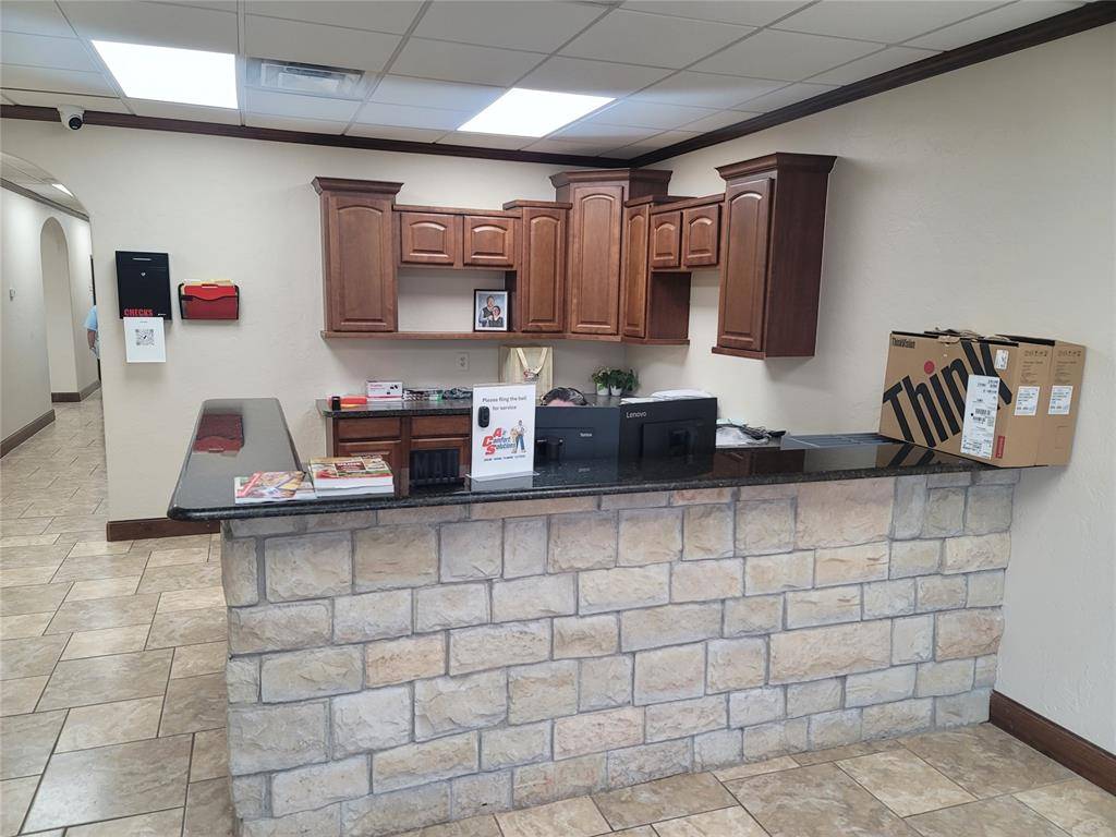 912 Messenger LN, Moore, OK 73160
