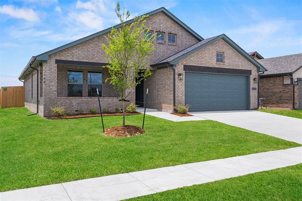 16001 Switchgrass PL, Moore, OK 73170