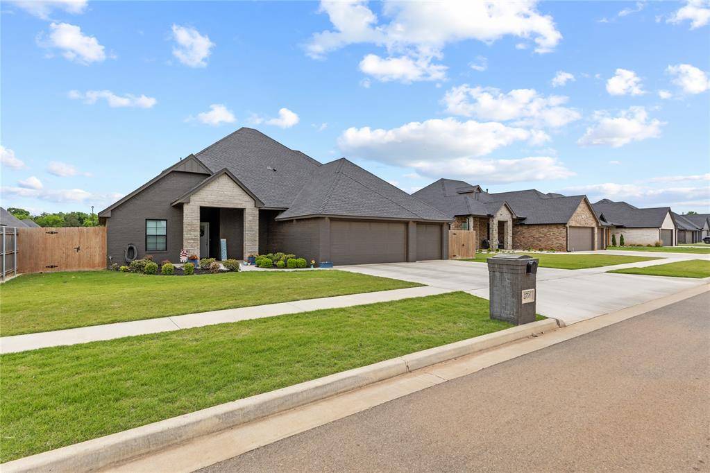 2706 Cloud Nine CIR, Weatherford, OK 73096