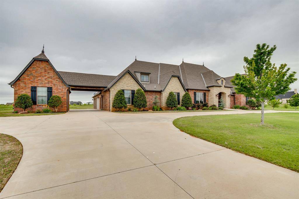 10901 Secretariat DR, Mustang, OK 73064