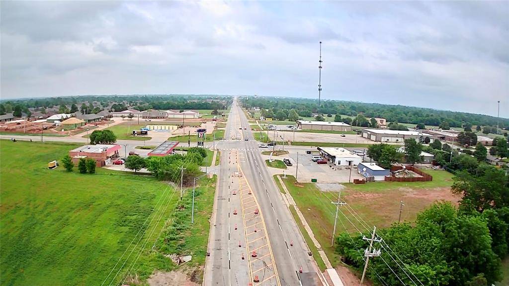 1724 W West Highway 152 HWY, Mustang, OK 73064