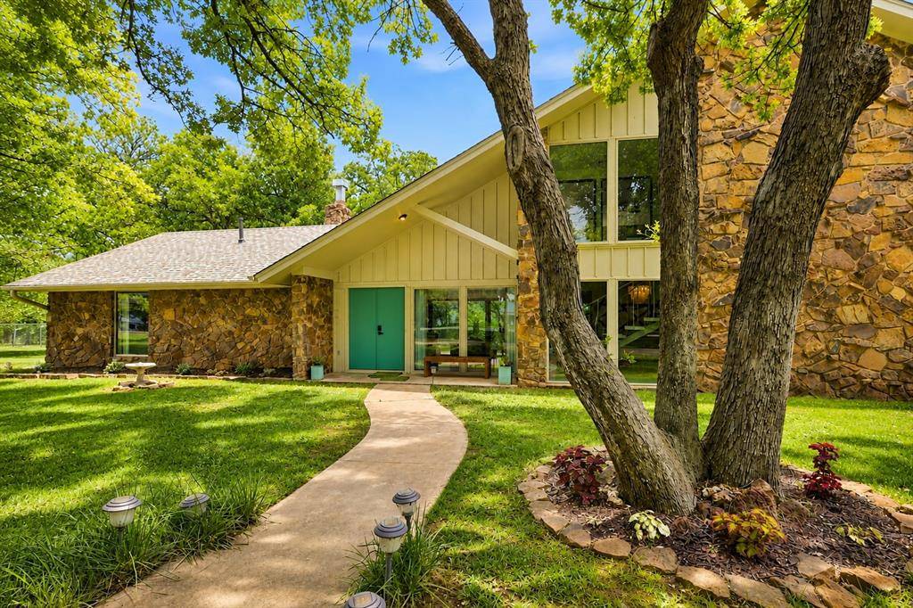 2904 Arrowhead DR, Edmond, OK 73013
