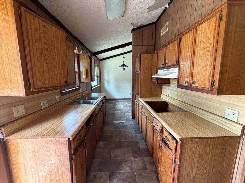 1319 Manchester DR, Anadarko, OK 73005