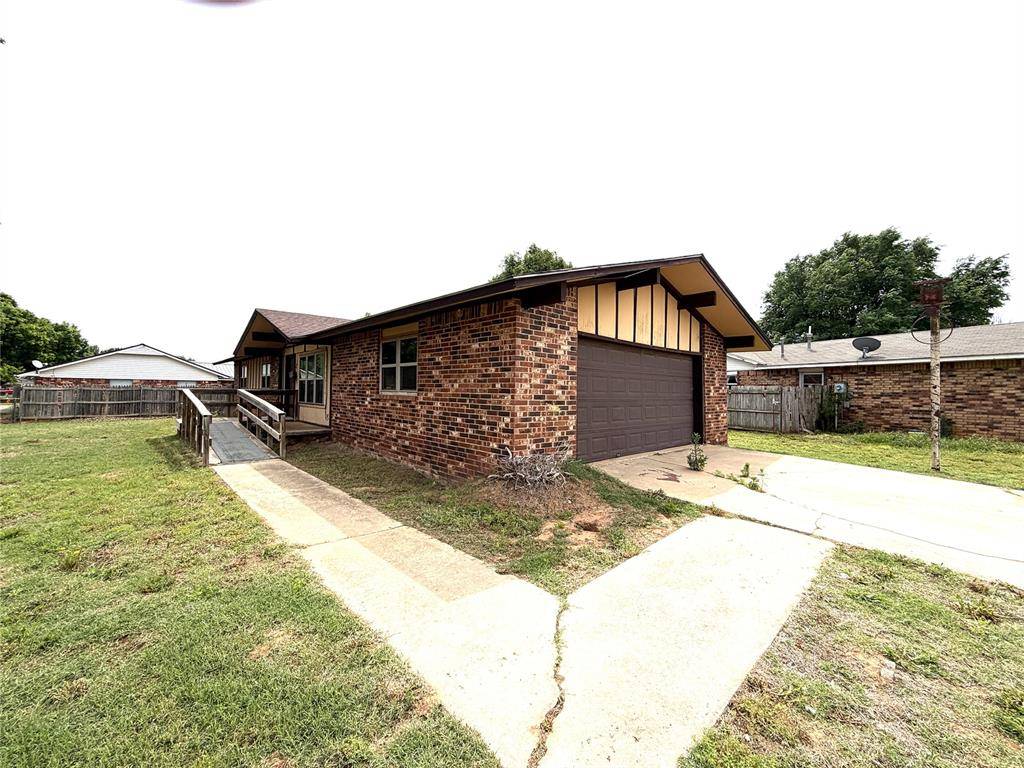 1319 Manchester DR, Anadarko, OK 73005