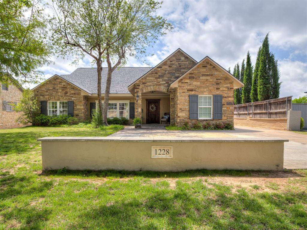 1228 Marlboro LN, Nichols Hills, OK 73116