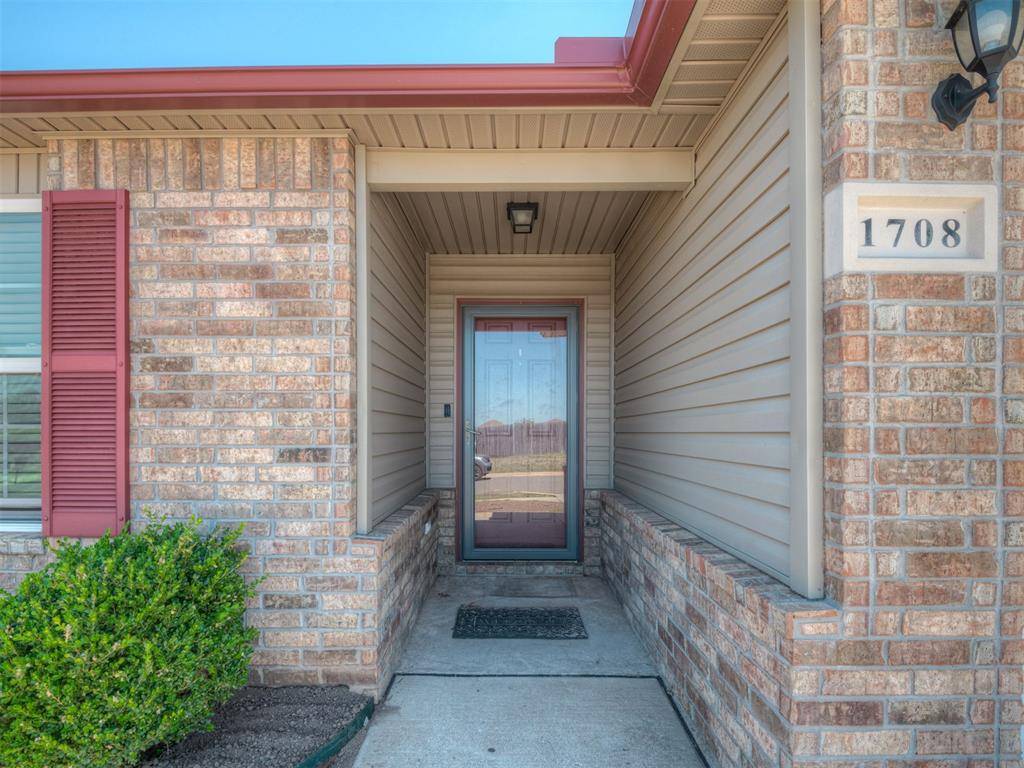 1708 Lanesboro DR, The Village, OK 73120