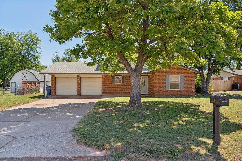 924 S Meadow LN, Mustang, OK 73064