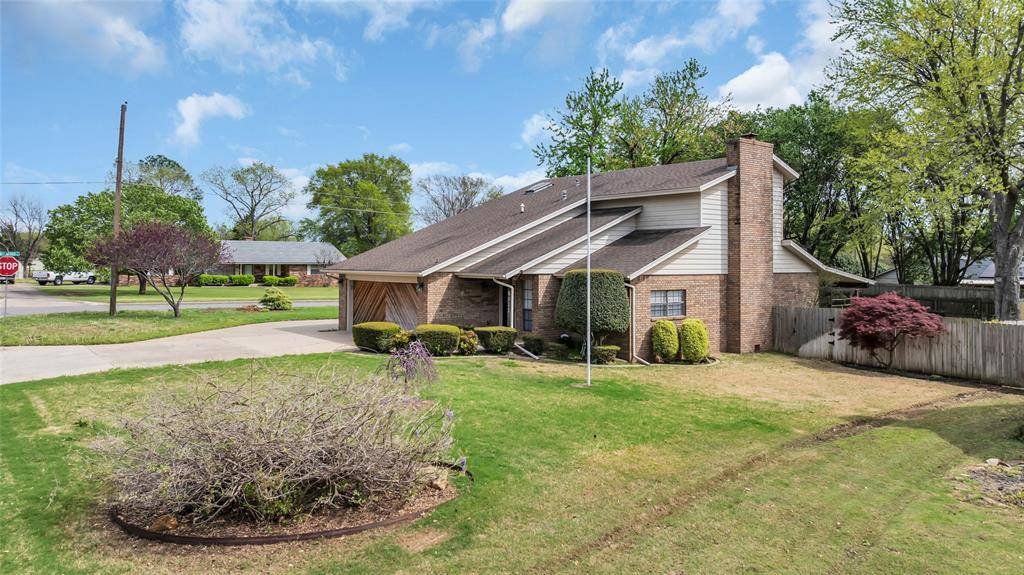 2400 Woodleaf CT, Ardmore, OK 73401