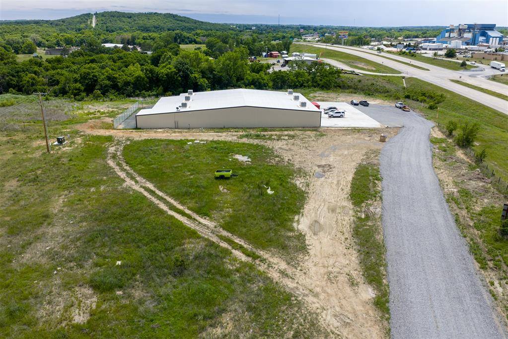 W 75 HWY, Henryetta, OK 74437