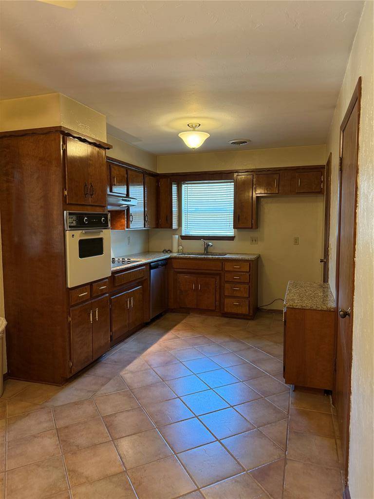400 N Mockingbird DR, Altus, OK 73521