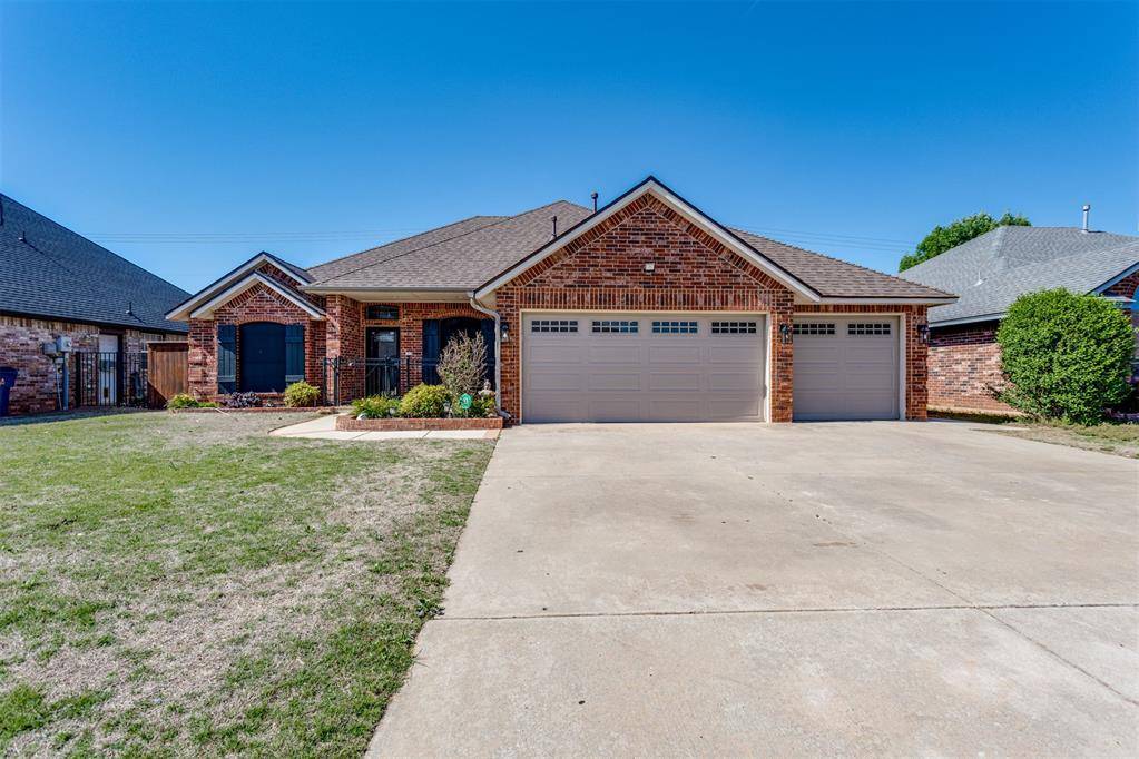 821 W Cabillo WAY, Mustang, OK 73064
