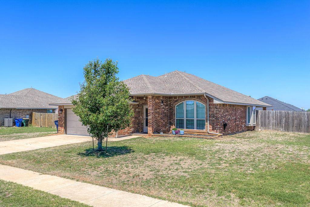 910 Brookhollow DR, Chickasha, OK 73018