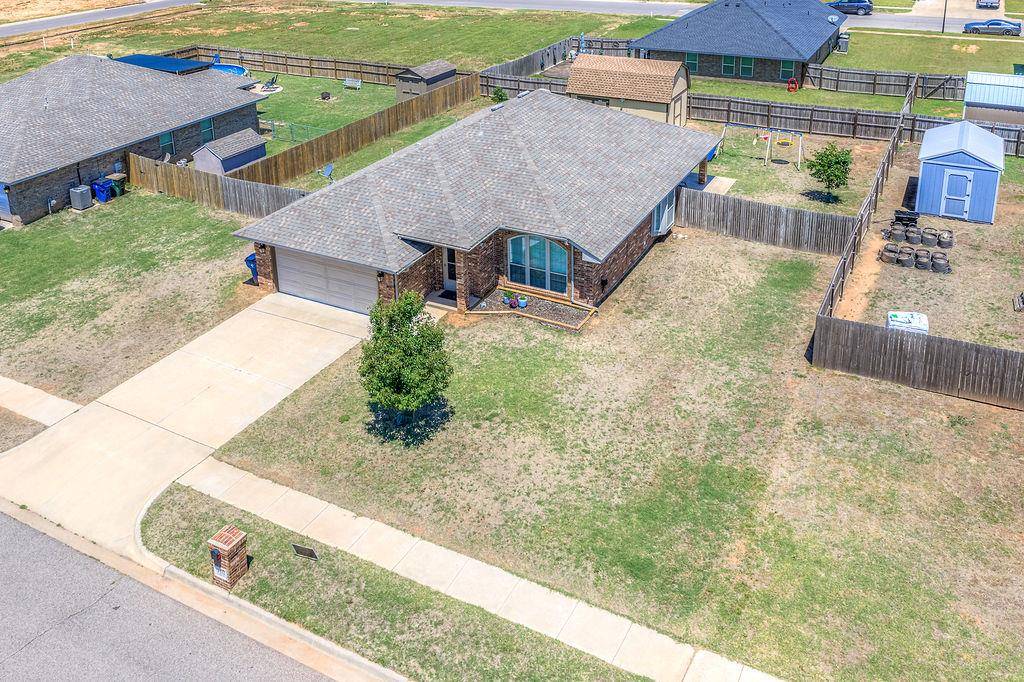 910 Brookhollow DR, Chickasha, OK 73018