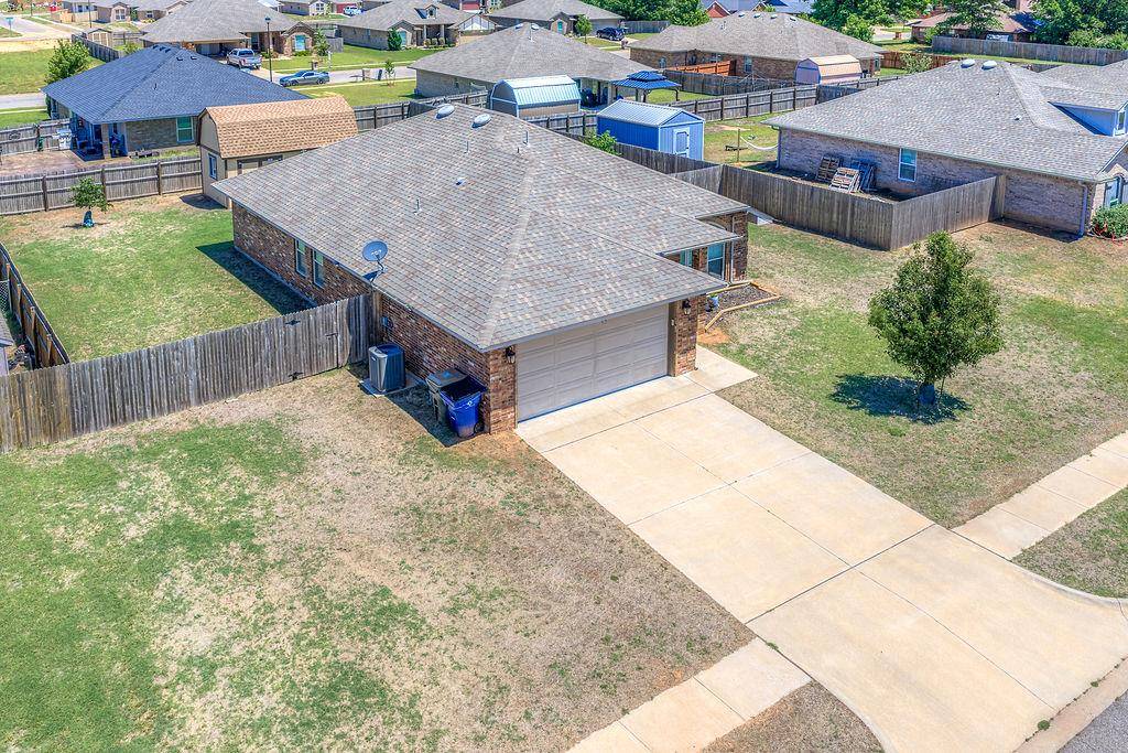 910 Brookhollow DR, Chickasha, OK 73018