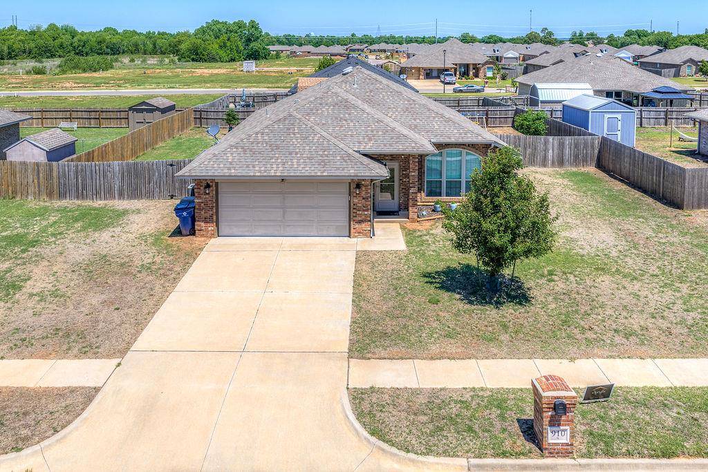 910 Brookhollow DR, Chickasha, OK 73018