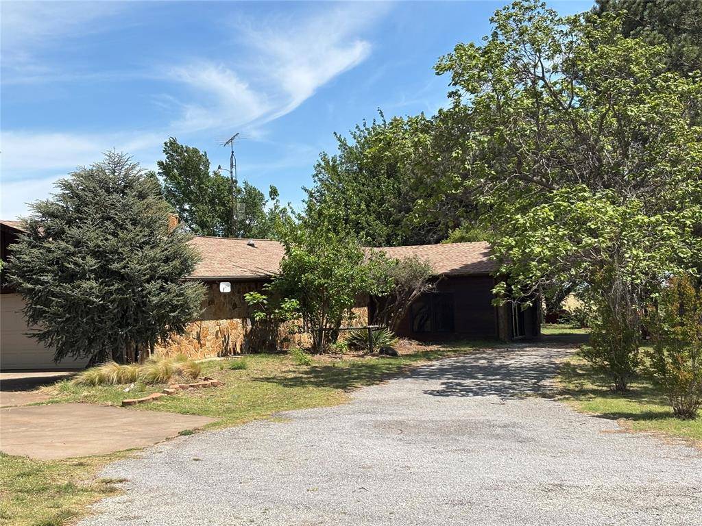 10296 N 2310 ST, Clinton, OK 73601