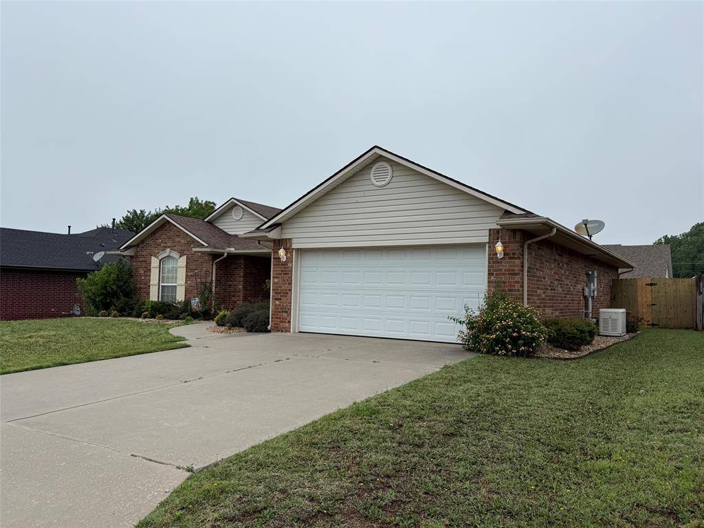 1926 E Aspen PL, Shawnee, OK 74804