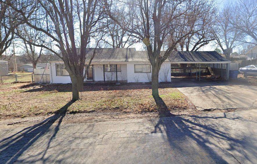 1017 Grand TER, Chickasha, OK 73018