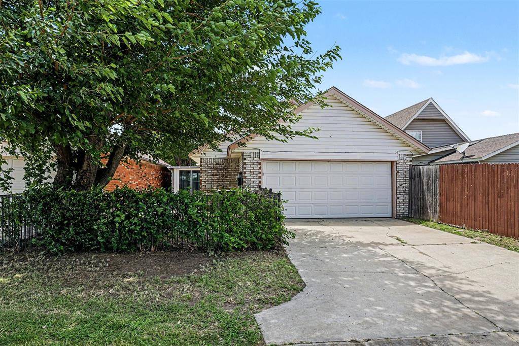 2136 Meench DR, Moore, OK 73170