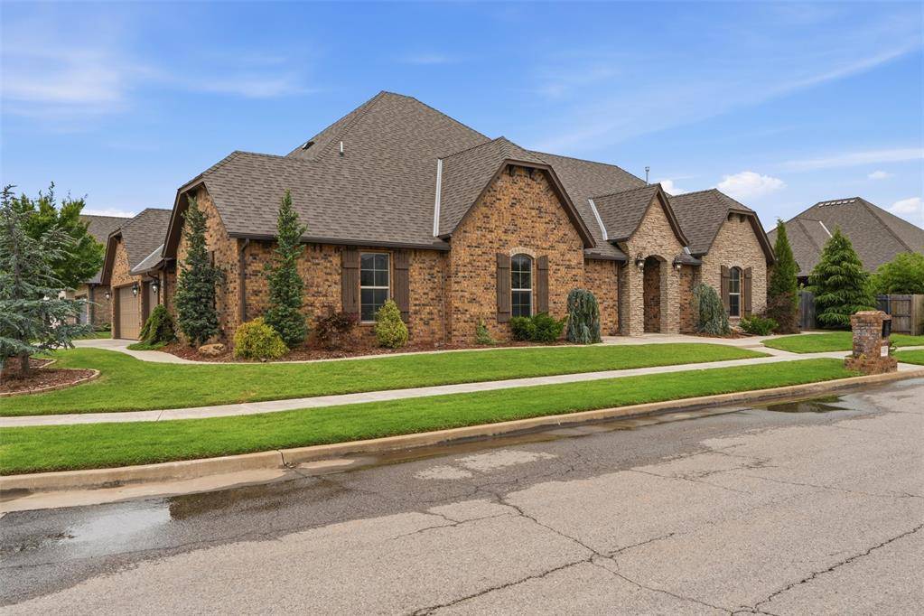 4109 Acoma DR, Moore, OK 73160