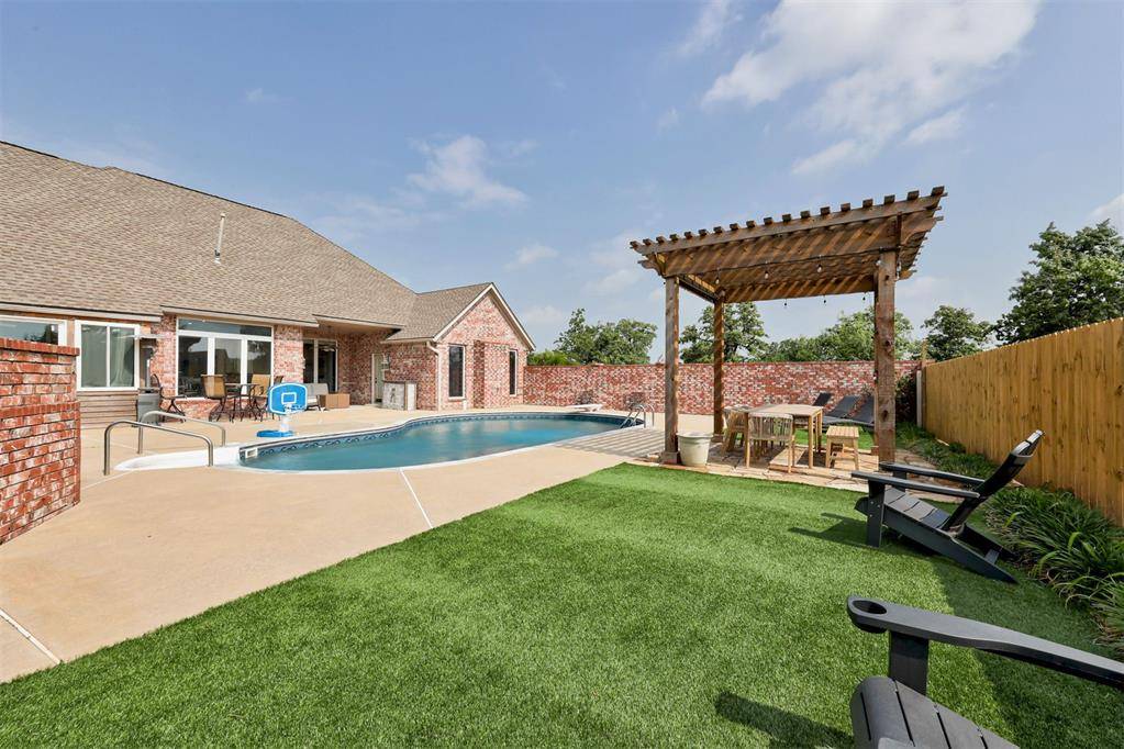 68 Stonegate DR, Choctaw, OK 73020